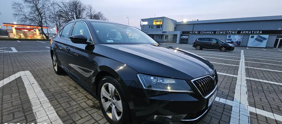 samochody osobowe Skoda Superb cena 87900 przebieg: 197600, rok produkcji 2019 z Kołobrzeg